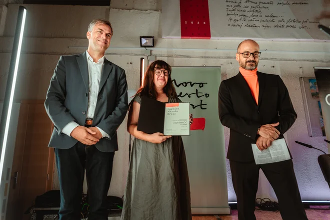 Občinstvo je Ajdo Bračič nagradilo z bučnim aplavzom. Priznanje ji je izročil novomeški župan Gregor Macedoni. FOTO: Lenart Lukšič