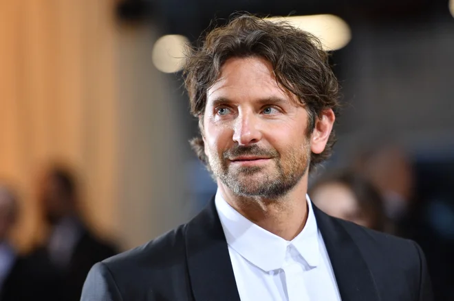 Bradleyja Cooperja, režiserja, producenta in glavnega igralca v filmu Maestro o življenju skladatelja Leonarda Bernsteina, na beneškem filmskem festivalu ni bilo. FOTO: Angela Weiss/AFP