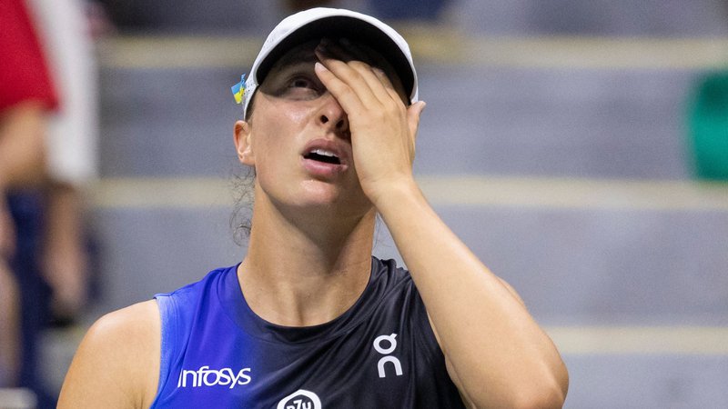 Fotografija: Po porazu v osmini finala bo Iga Swiatek izgubila tudi 1. mesto na WTA lestvici. Foto Corey Sipkin/AFP