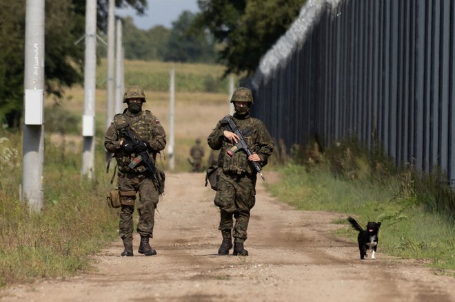 Poljska vojaka na poljsko-beloruski meji avgusta 2023. Foto Kuba Stezycki/Reuters