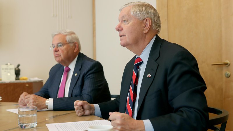 Fotografija: Slovenijo sta v okviru večje kongresne delegacije obiskala senatorja Bob Menendez (levo) in Lindsey Graham. FOTO: Blaž Samec