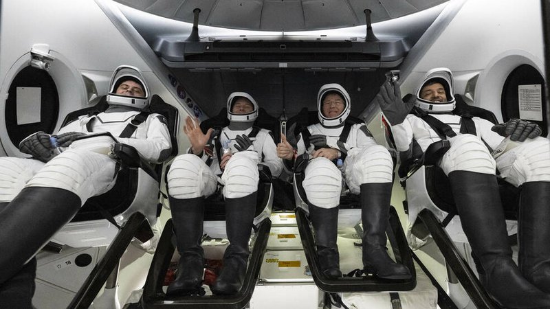 Fotografija: Veselja polni Andrej Fedjajev, Warren Woody Hoburg, Stephen Bowen in Sultan Al-Neyadi v plovilu SpaceX Dragon takoj po pristanku v Atlantskem oceanu. FOTO: Joel Kowsky/NASA