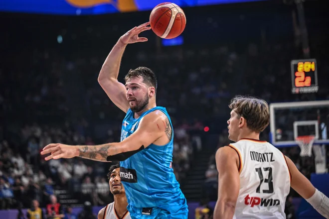 Luka Dončić na SP prevladuje tudi v prvinah, ki jih ne moremo izmeriti, denimo pri igralni domišljiji. FOTO: Juiči Jamazaki/AFP