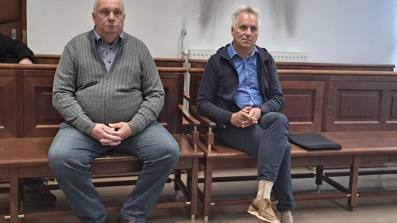 Fotografija: Obtožena nekdanji župan Marko Balant (desno) in podžupan Vinko Drča vztrajata, da sta nedolžna. FOTO: Špela Kuralt/Delo