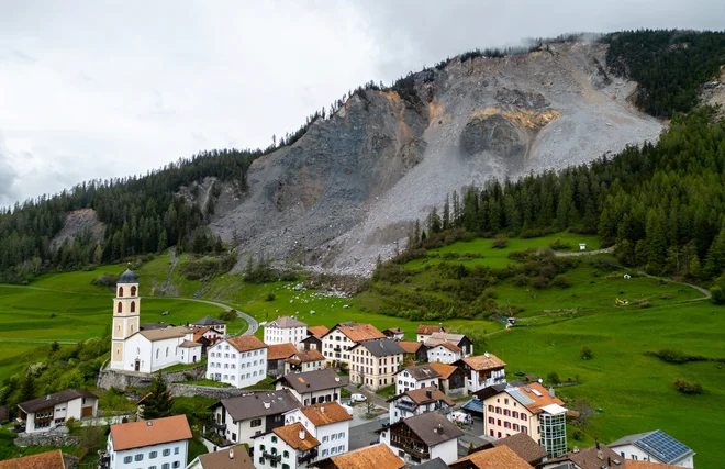 Maja se je odlomil hrib nad švicarsko vasjo Brienz.

FOTO: Denis Balibouse/Reuters