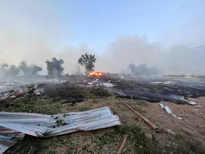 Včerajšnje posledice ruskih napadov z droni v Odesi. FOTO:  Ukraine's Operational Command's/Reuters