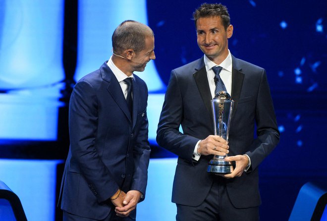 Miroslav Klose (desno) je nedavno prejel predsedniško nagrado iz rok predsednika Uefe Aleksandra Čeferina. FOTO: Nicolas Tucat/AFP
