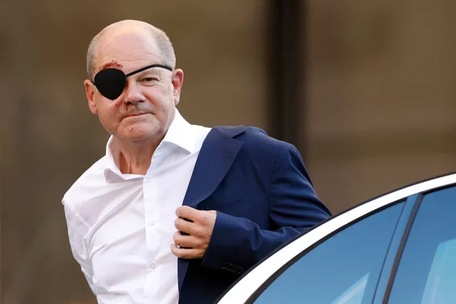 Nemški kancler Olaf Scholz, ki si je med tekom poškodoval obraz, in zato nosi očesno znamenje, se je ob prazniku svetega Mihaela v Berlin pripeljal na vsakoletni sprejem Katoliške cerkve v Nemčiji. Scholz je 3. septembra med tekom utrpel manjše poškodbe po padcu, zaradi česar je moral tisti dan odpovedati nekatere sestanke. Foto: Odd Andersen/Afp