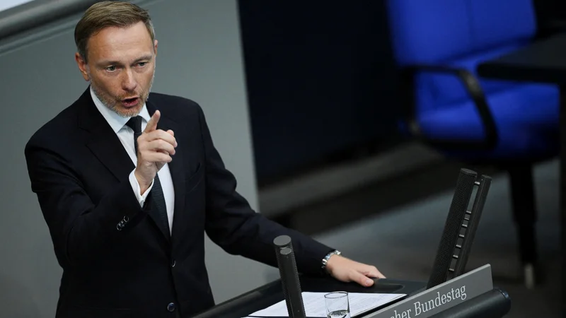 Minister za finance Christian Lindner je med predstavitvijo proračuna poudaril, da rezi niso globoki, da pa mora vlada poskrbeti za zanesljivo fiskalno oceno države na kapitalskih trgih. FOTO: Annegret Hilse/REUTERS