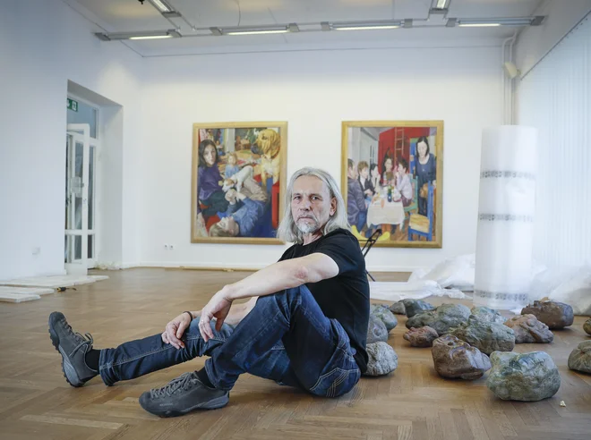 Četudi Jurij Kalan slika večinoma v velikih, galerijskih formatih, je razstavo, ki prinaša reprezentančen izbor iz njegovega dosedanjega dela, naslovil z besedo Drobci. FOTO: Jože Suhadolnik/Delo