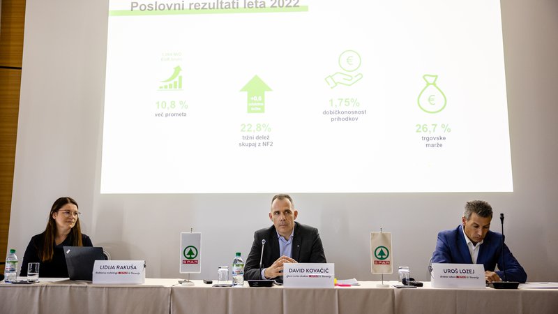 Fotografija: Trgovina v Sloveniji je močno konsolidirana, dobičkonosnost prihodkov je lani dosegla 1,75 odstotka, sta poudarila David Kovačič (v sredini) in Uroš Lozej (desno). FOTO: Črt Piksi/Delo