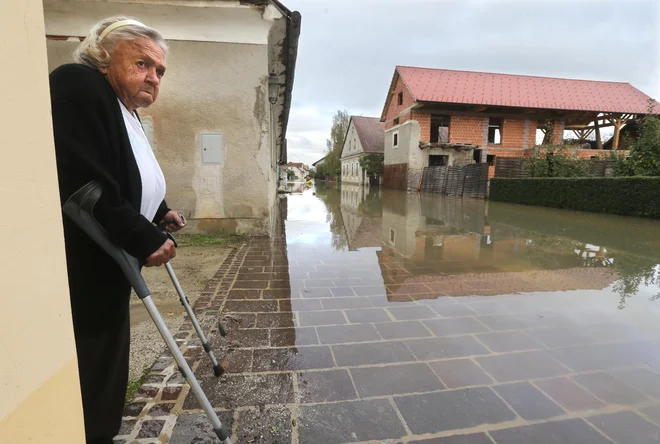 Klicni center za vse informacije o odpravljanju posledic poplav bo, tako upajo vsi, nujen le začasno. FOTO: Igor Zaplatil