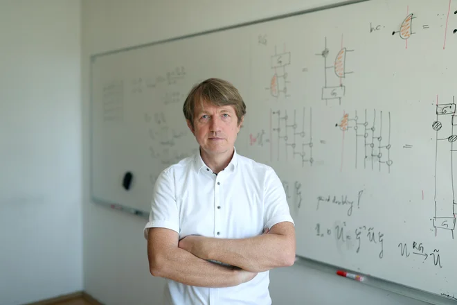 Tomaž Prosen med drugim sodeluje s skupino iz Googla pri kvantnih simulacijah modelov, ki so jih prej teoretično in matematično preučevali. FOTO: Blaž Samec

 