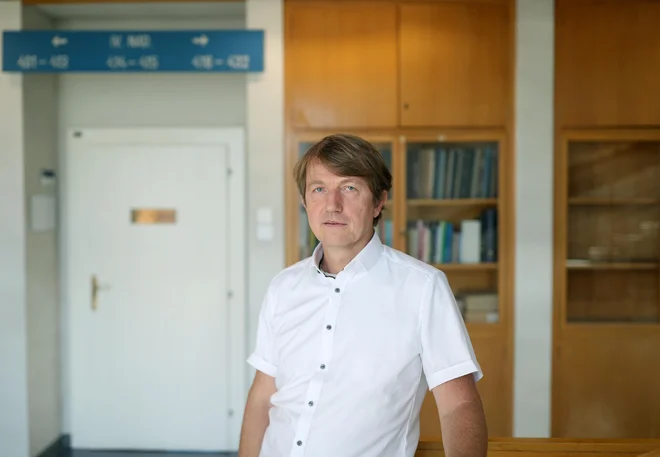 »Ko si potopljen v neko področje, ko te stvari iskreno zanimajo, ko te problem dobesedno obsede, potem kreativni proces preprosto (s)teče.« FOTO: Blaž Samec