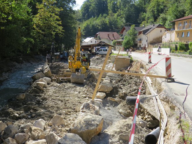 Z gradbenimi stroji urejajo strugo potoka Črna. FOTO: Bojan Rajšek/Delo