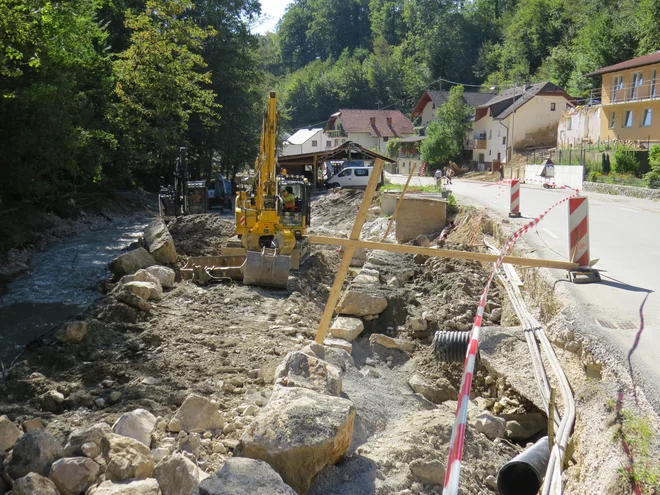 Z gradbenimi stroji urejajo strugo potoka Črna. FOTO: Bojan Rajšek/Delo