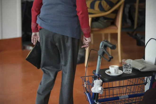 Po besedah ministra Maljevca raziskave kažejo, da je nasilja nad starejšimi vse več. Ukrepi, na ravni zakonodaje, pa tudi mehkejši, naj bi bili pripravljeni do oktobra. FOTO: Jure Eržen/Delo