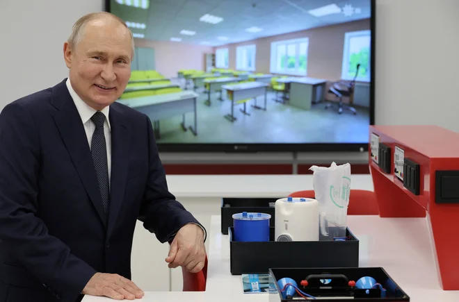 Vladimir Putin se vse bolj zanima za izobraževanje. FOTO: Sputnik/Reuters