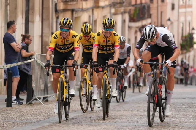 Slovenska »dirka« pred štartom 11. etape, Primož Roglič (levo), Jan Tratnik (v sredini) in Domen Novak. FOTO: Cesar Manso/AFP