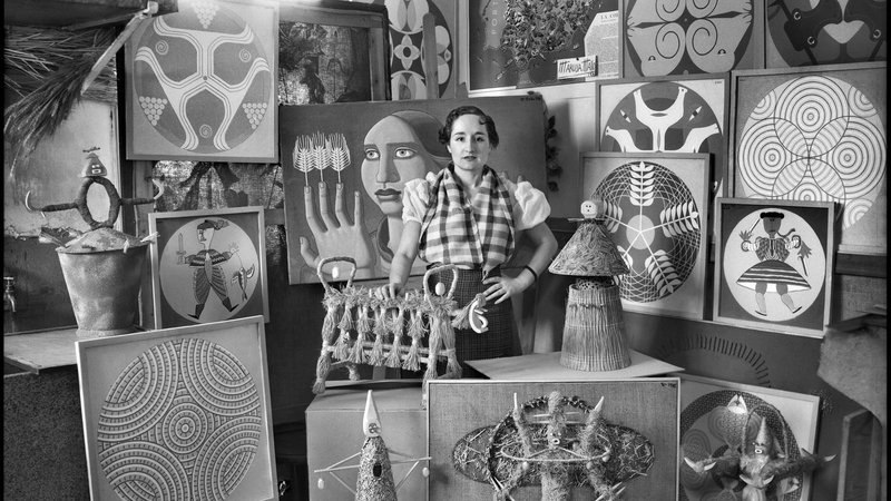 Fotografija: Maruja Mallo v ateljeju, obkrožena s svojimi deli, 1936 FOTO: Vicente Moreno