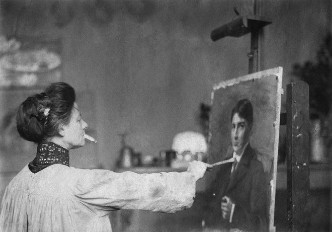 Kobilca s cigareto pri slikanju moškega portreta, ok. 1912 FOTO: arhiv Narodne galerije