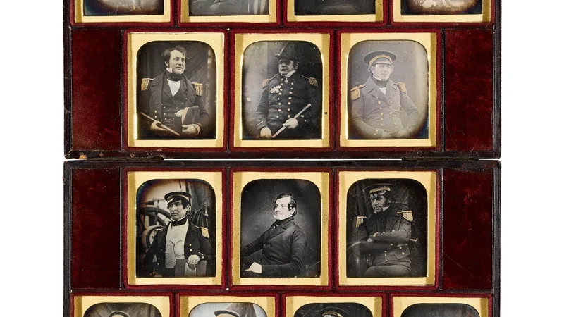 Dagerotipi oficirjev ladij HMS Terror in Erebus, ki so jih prodali na dražbi. Sir Franklin je šesti od zgoraj navzdol. FOTO: Richard Beard/Sotheby's