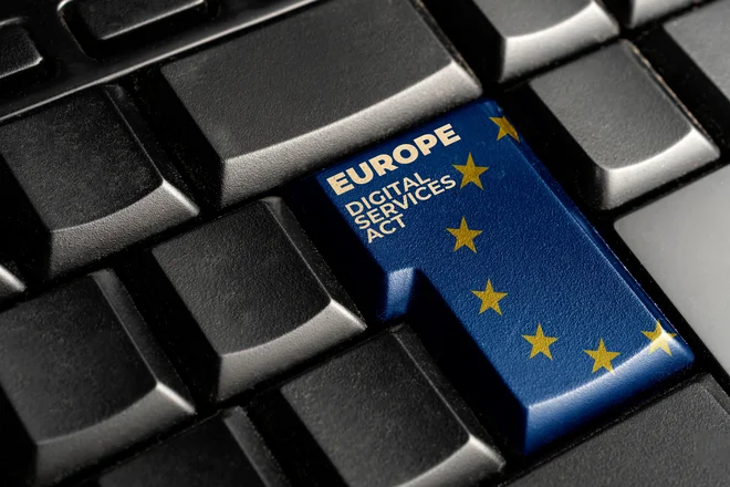 Evropska uredba DSA med drugim uvaja učinkovitejše prakse za odstranjevanje nasilnih vsebin, dezinformacij in drugih nedovoljenih objav. FOTO: Shutterstock