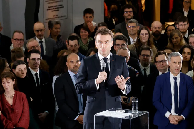Predsednik Francije Emmanuel Macron je odločitev o nastopu Rusije na olimpuijskih ugrah prihodnje leto v Parizu in pod kakšnimi zahetvami prepustil Mednarodnem olimpijskemu komiteju. FOTO: Ludovic Marin/Pool via Reuters