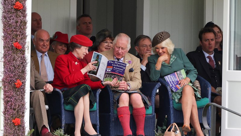 Fotografija: Kraljeva družina se ob obletnici ne bo zbrala, so se pa kralj in kraljica ter princesa Ana minuli konec tedna na Škotskem udeležili tradicionalnega dogodka, znanega kot Braemar Gathering. FOTO: Russell Cheyne/Reuters