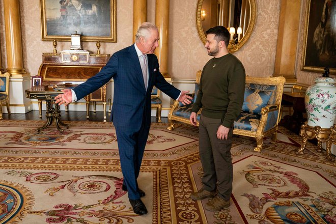 Kralj Karel III. je v Buckinghamski palači februarja sprejel ukrajinskega predsednika Volodimirja Zelenskega med njegovim prvim obiskom v Združenem kraljestvu po ruskem napadu na Ukrajino. FOTO: Aaron Chown/ AFP