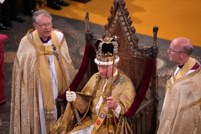 Zadnje dobro leto dni so zaznamovali štirje kraljevi dogodki, kraljičin platinasti jubilej, njen pogreb, kronanje Karla III. (na fotografiji) in njegovo priznanje za škotskega vladarja. FOTO: Reuters
