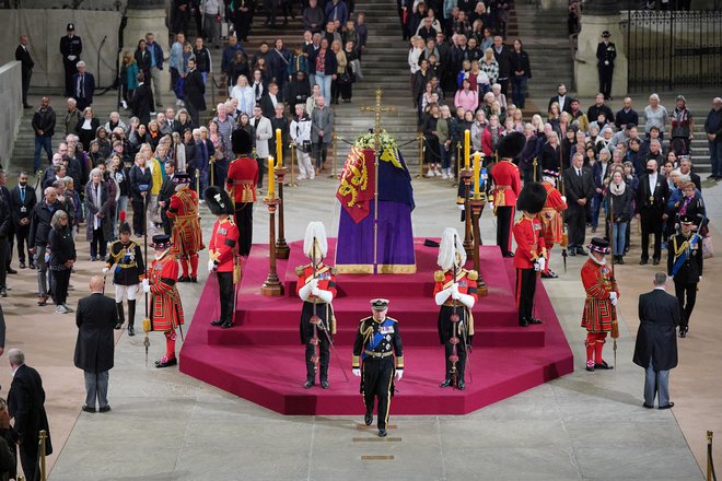 Zadnje leto so zaznamovali štirje kraljevi dogodki: kraljičin platinasti jubilej, njen pogreb (na fotografiji), kronanje Karla III. in njegovo priznanje za škotskega vladarja. FOTO: Reuters