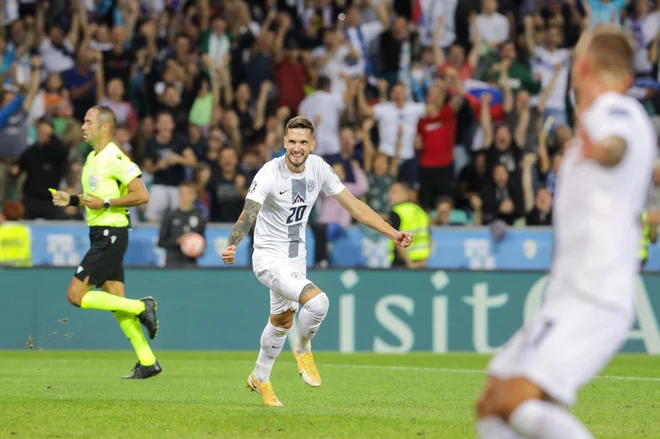 Petar Stojanović je s pomočjo gostujočega kapetana Johhnyja Evansa vrnil Slovenijo v rezultatsko prednost. FOTO: Voranc Vogel/Delo