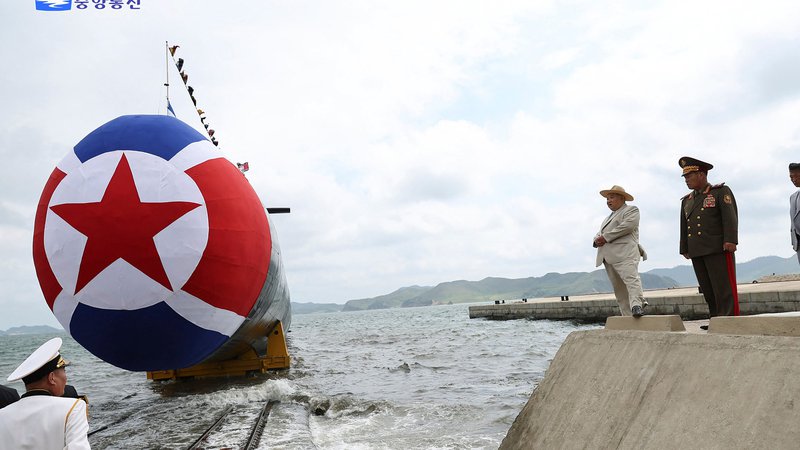 Fotografija: Podmornica bo »opravljala svojo bojno nalogo kot eno ključnih podvodnih ofenzivnih sredstev pomorskih sil« Severne Koreje, je na slovesnosti dejal Kim. FOTO: AFP