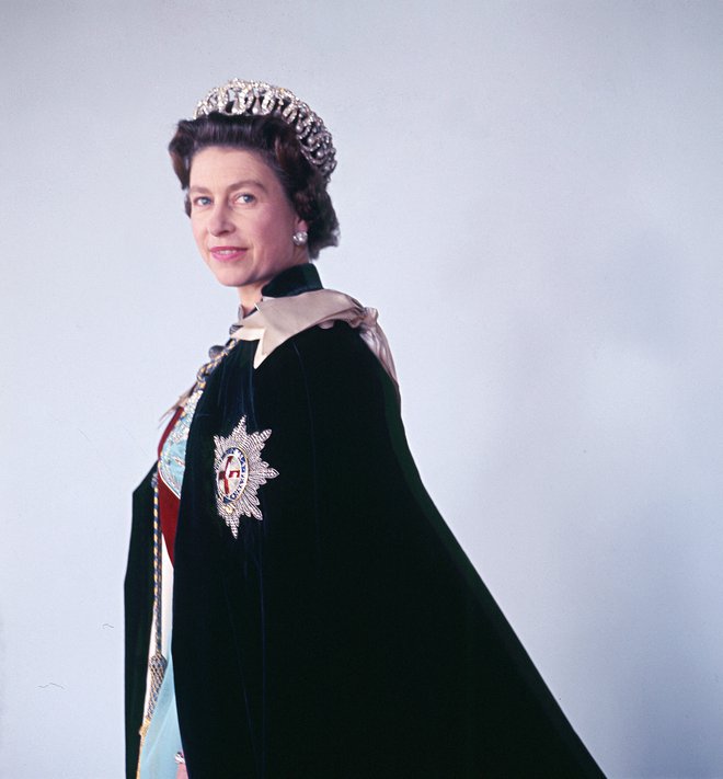 Fotografijo, ki jo je kralj Karel objavil ob obletnici smrti njegove matere, kraljice Elizabete II., je 16. oktobra 1968 posnel slavni fotograf Cecil Beaton. FOTO: Royal Collection Trust/his Majes Via Reuters