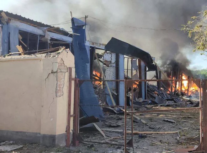 V napadu je bil ubit najmanj en človek, devet je bilo ranjenih. Iz ruševin stavbe so rešili tri ljudi. FOTO: AFP