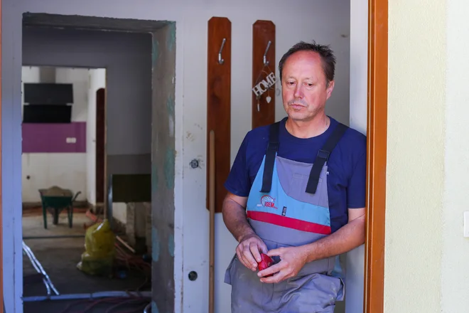 Bojan Germelj je hišo v Strugah že začel obnavljati, rešitev iščejo tudi za sinovo hišo, ki je povsem nagnjena. FOTO: Matej Družnik/Delo