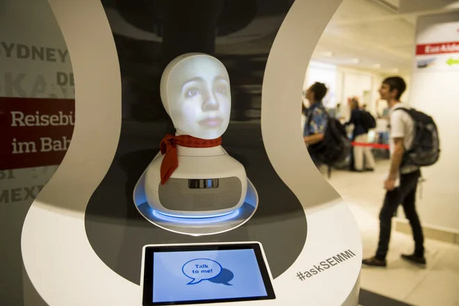 Razvoj tehnologij, kot so umetna inteligenca, avtomatizacija in robotizacija, pomembno vpliva na razvoj zaposlenih v podjetju. Foto Odd Andersen/Afp