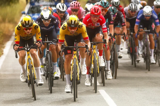 Trojec Jumba Visme Jonas Vingegaard (levo), Primož Roglič (v sredini) in Sepp Kuss (v rdečem) je v kraljevski etapi Vuelte deklasiral tekmece. FOTO: Luis Angel Gomez/Sprint Cycling/Unipublic