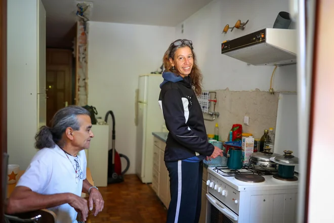 Metka Brišnik in Raul Edgardo Esquivel bivata v stanovanju, ki sta ga lastnika dala v brezplačni najem, stroške pa bo do konca marca plačala občina. FOTO: Matej Družnik/Delo