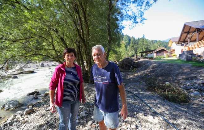 Marija in Ivan Škrubej opozarjata, da je treba urediti strugo in brežino, odločitev o usodi Strug pa že zamuja. FOTO: Matej Družnik/Delo