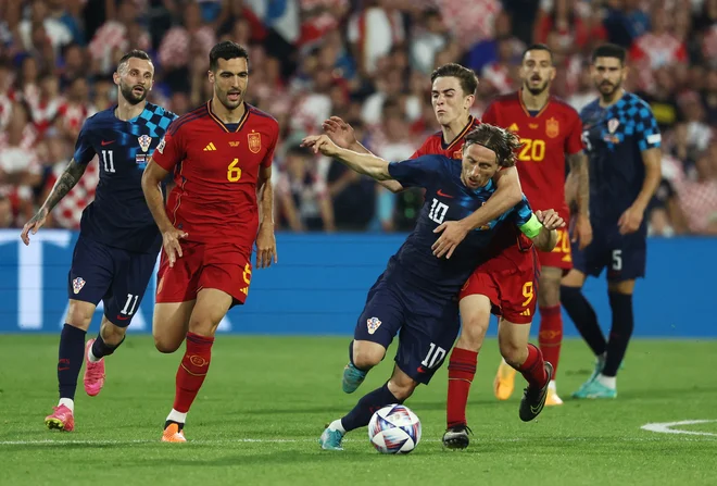 Luka Modrić je že poldrugo desetletje motor hrvaškega moštva. FOTO: Yves Herman/Reuters