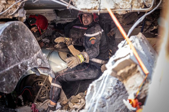 Reševalci med ruševinami iščejo preživele, provinca Al Haouz. FOTO: Fadel Senna/AFP