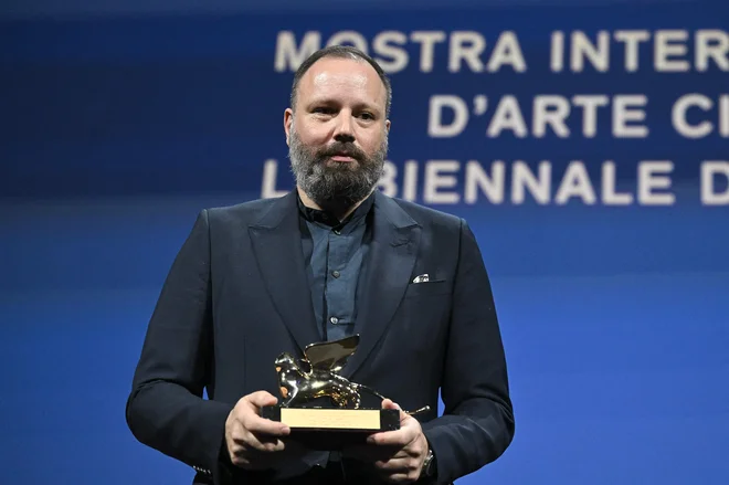 Grški režiser Yorgos Lanthimos z zlatim levom. FOTO: Tiziana Fabi/AFP