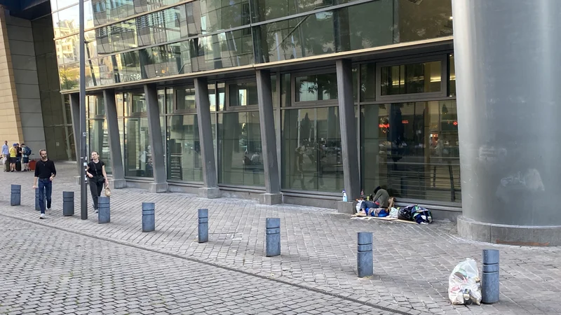 Midi je vstopna točka za številne od 5,5 milijona ljudi, ki vsako leto obiščejo Bruselj, a postaja je v zadnjih tednih v mestu postala simbol skrajne revščine, vandalizma, nasilja, odvisnosti in prostitucije. FOTO: Peter Žerjavič