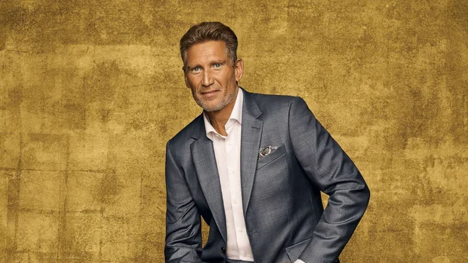 Kako drugače kot z zlatim ozadjem na ameriški televizijski mreži ABC predstavljajo svojega Zlatega sanjskega moškega. FOTO: promocijsko gradivo