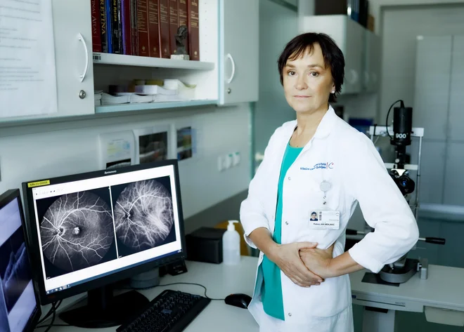 Če ne moremo brati, voziti in prepoznavati obrazov, sta močno okrnjeni tako naša samostojnost kot kakovost življenja, pravi dr. Polona Jaki Mekjavić, dr. med., spec. oftalmologije z Očesne klinike v Ljubljani. FOTO: Jože Suhadolnik/Delo