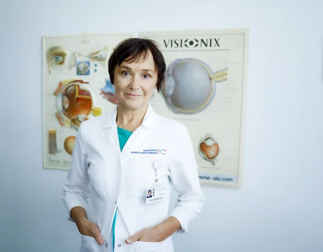 Dr. Polona Jaki Mekjavić poudarja, da je zelo pomembno, da starostno degeneracijo makule čim prej prepoznamo in tudi ustrezno obravnavamo. FOTO: Jože Suhadolnik/Delo