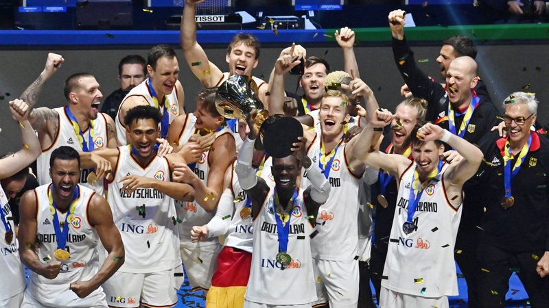 Fotografija: Nemški košarkarji so bučno proslavili svoj veliki uspeh. FOTO: Lisa Marie David/Reuters
