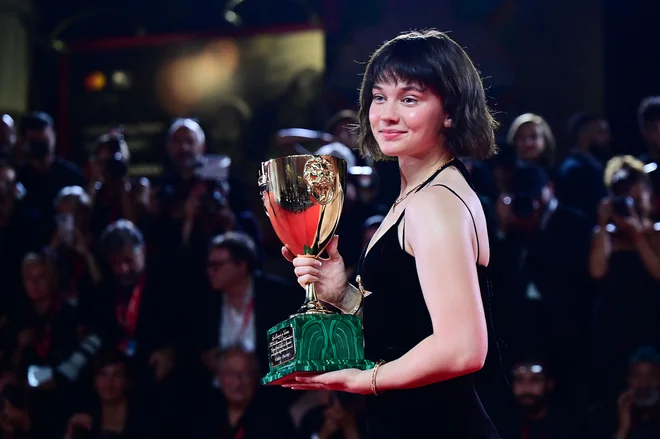 Kot najboljša igralka je bila nagrajena Cailee Spaeny za upodobitev Priscille Presley v filmu Priscilla Sofie Coppola. Foto Tiziana Fabi/AFP